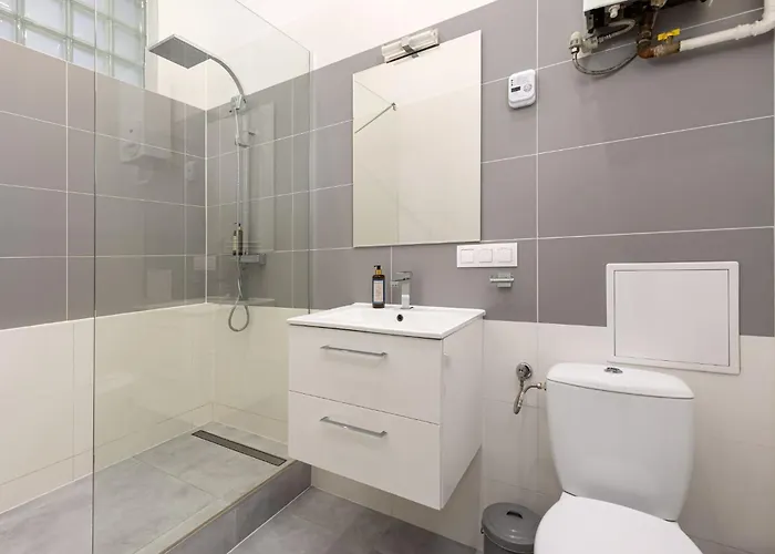 Stylish Swietojanska By Renters Apartment